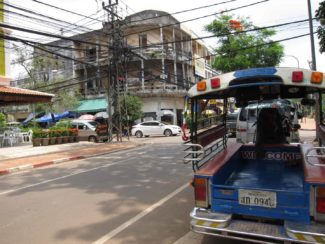 In Laos, für Kenner zu erkennen an der abweichenden Bauweise des Tuk-Tuks.
