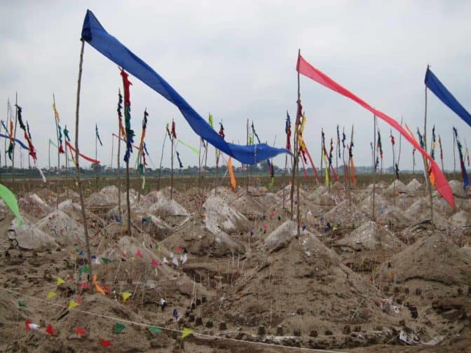 Kleine Sandhügel, die meinem Halbwissen zufolge Tempel symbolisieren sollen. Im Flussbett des Mekong, nahe einem Tempel und kurz nach dem Songkran-Fest.