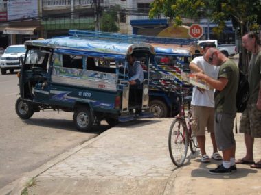 vor der Thai Embassy in Vientiane. Das war nämlich der Grund meiner Reise dorthin: Ein längeres Visum für Thailand beantragen.