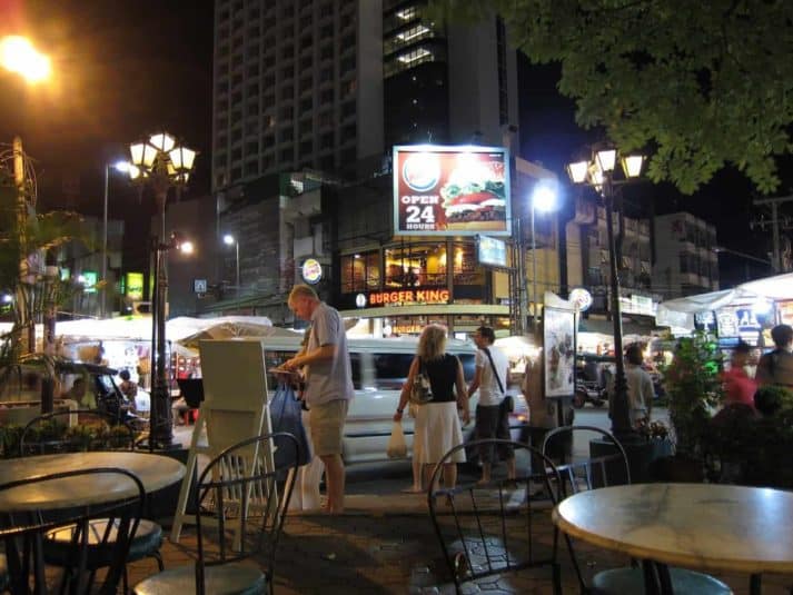 Im touristischen Epizentrum Chiang Mais, ich sitze übrigens auf der Terrasse des Starbucks.