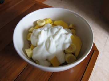 Ich schwöre, das einzige Food-Foto in diesem Blog. Aber mein tägliches Frühstück ist einfach zu geil: eine frische Mango, süße Mini-Bananen, Joghurt und arschteures Schweizer Müsli