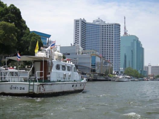 auf dem Fluss Chao Phraya in Bangkok. Bangkok heißt übrigens wörtlich übersetzt "Dorf im Pflaumenhain"