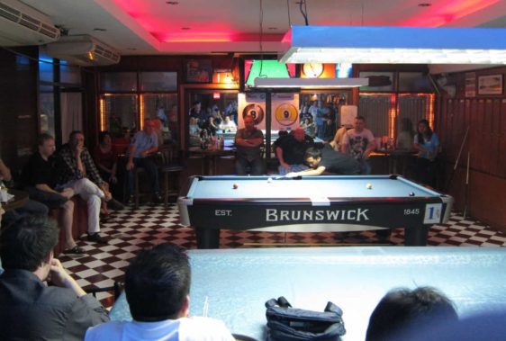 mein zweiter Abend in Bangkoks Billard-Szene, der englische Top-Spieler Chris Melling (hinten rechts im weißen T-Shirt) in einem money game gegen einen lokalen Youngster