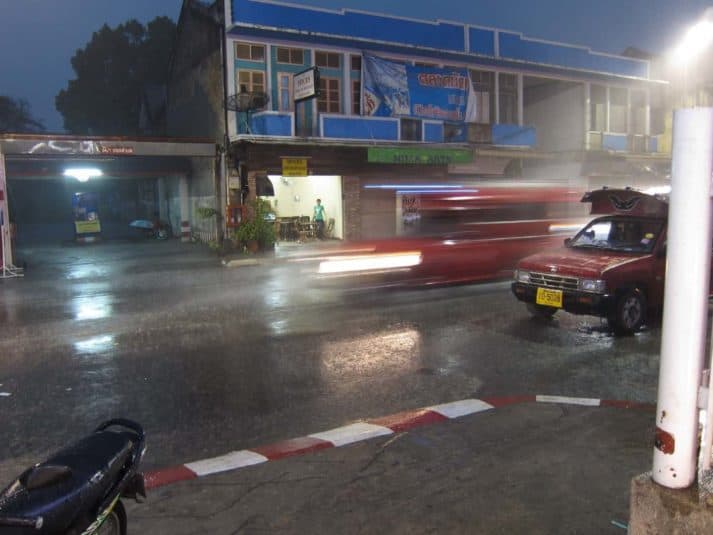 Ein trauriger Ort: Während dieses Starkregens versuchte eine große Kröte die stark befahrene Straße zu überqueren. Ich habe Ihr noch zugerufen: "Nein, Kröte!" Aber zu spät. Bis zur Hälfte der Straße hat sie es geschafft, dann wurde sie erwischt. Ich war wirklich traurig.