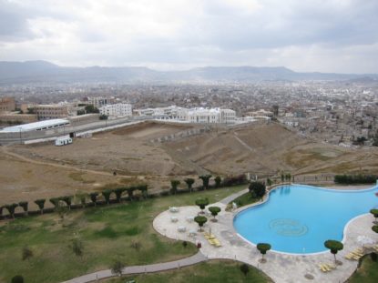 Der Blick von unserem Hotelzimmer auf die Hauptstadt des Jemen, Sanaa. Der Pool war kalt.