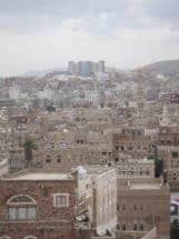Der Klotz im Hintergrund ist unser Hotel, das Mövenpick Hotel Sanaa.