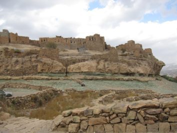 Ein halb verlassenes Dorf auf einem Fels am Rand von Sanaa.